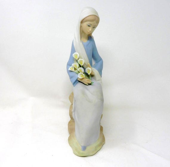Lladro Girl With Lilies Figurine: #4972 Retired Spanish Porcelain