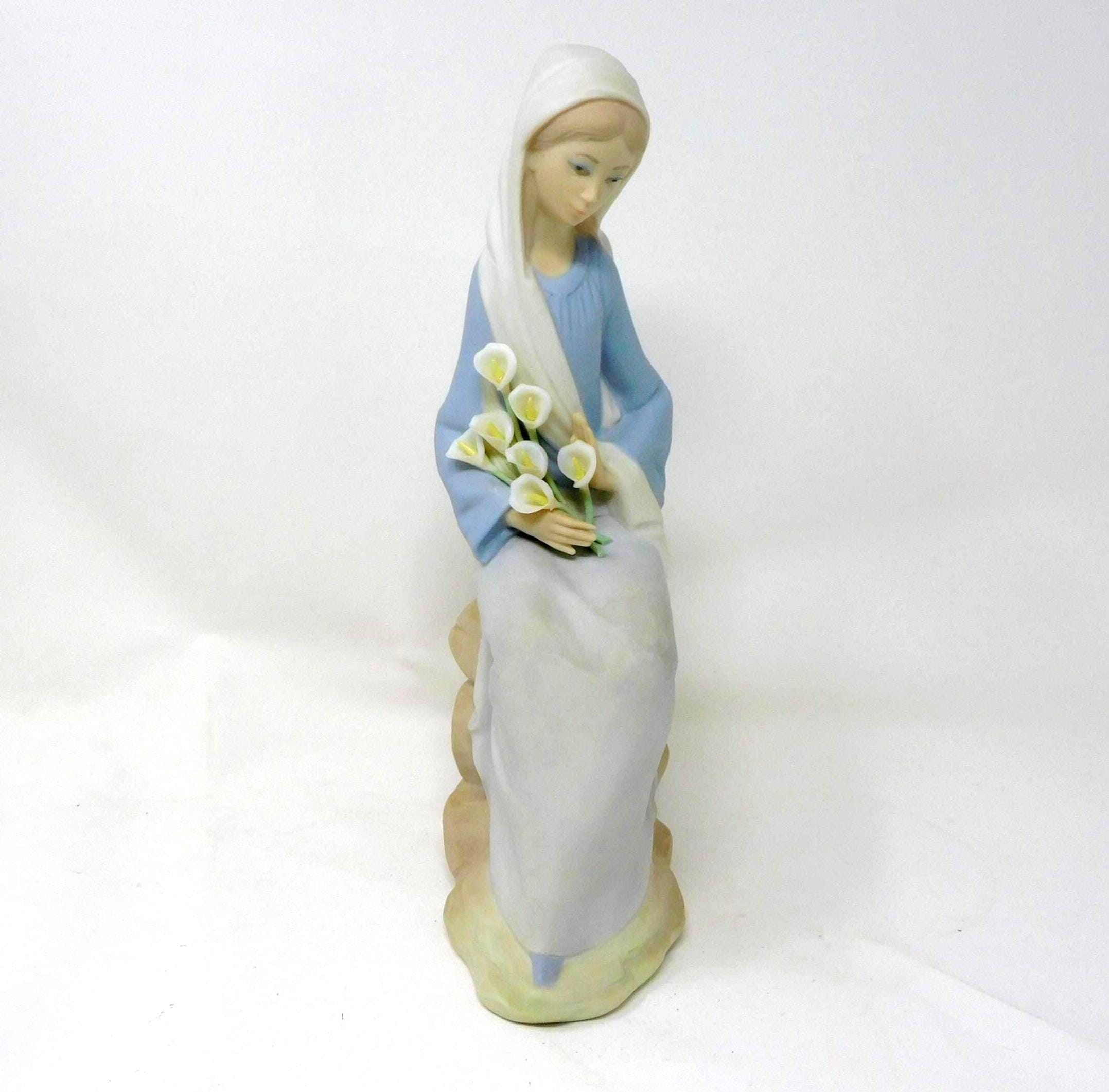 Lladro Girl With Lilies Figurine: #4972 Retired Spanish Porcelain