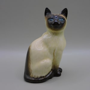 Beswick Siamese Cat, model number 1887, Seated head turned back