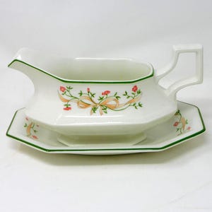 Puede incluir: Una taza de cerámica blanca con un asa negra y el texto "But First, Coffee" en negro, con una fuente de estilo manuscrito. La taza está sobre una superficie blanca.