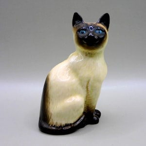 Beswick Siamese Cat, model number 1887, Seated head turned back