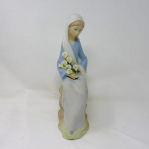 Lladro Girl with Lilies Figurine: #4972 Retired Spanish Porcelain, 9&quot; Mint