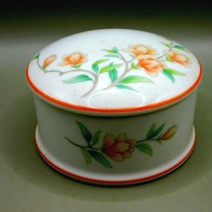 Melanie Wedgwood vintage china trinket box - Pink Floral decoration