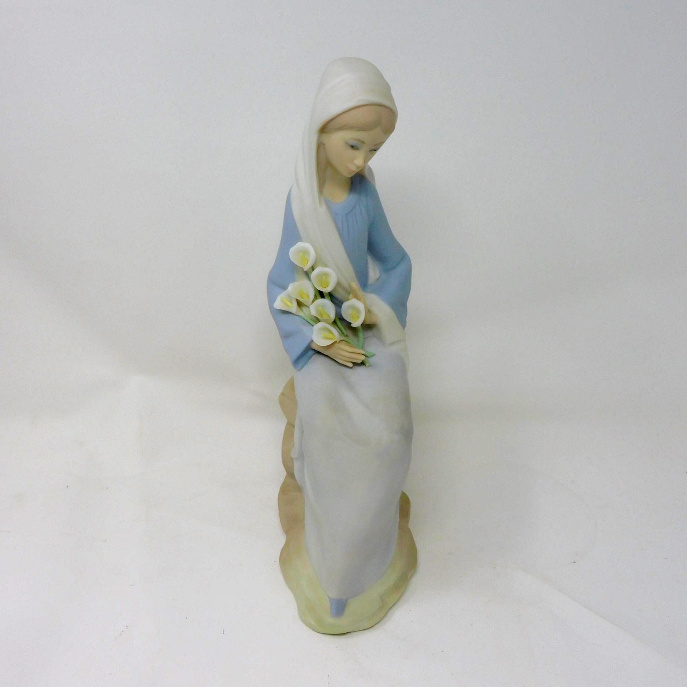 Lladro Girl With Lilies Figurine: #4972 Retired Spanish Porcelain
