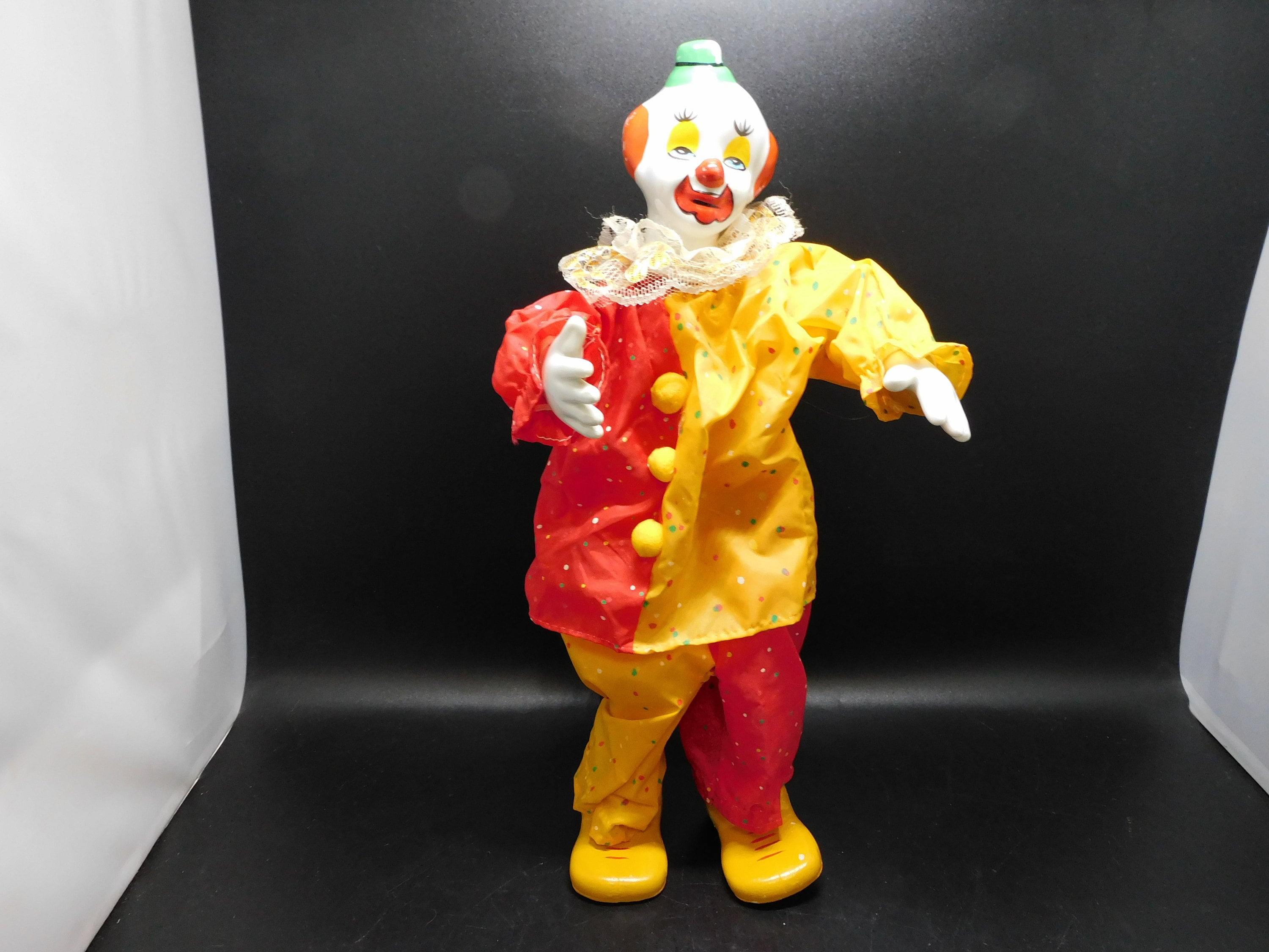 ヴィンテージ磁器アートピエロ人形：赤黄色のスーツ、13インチ