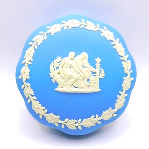 Pudełko na drobiazgi Wedgwood Lavender Blue Jasperware, duże, okrągłe, z pokrywką w kształcie kwiatu
