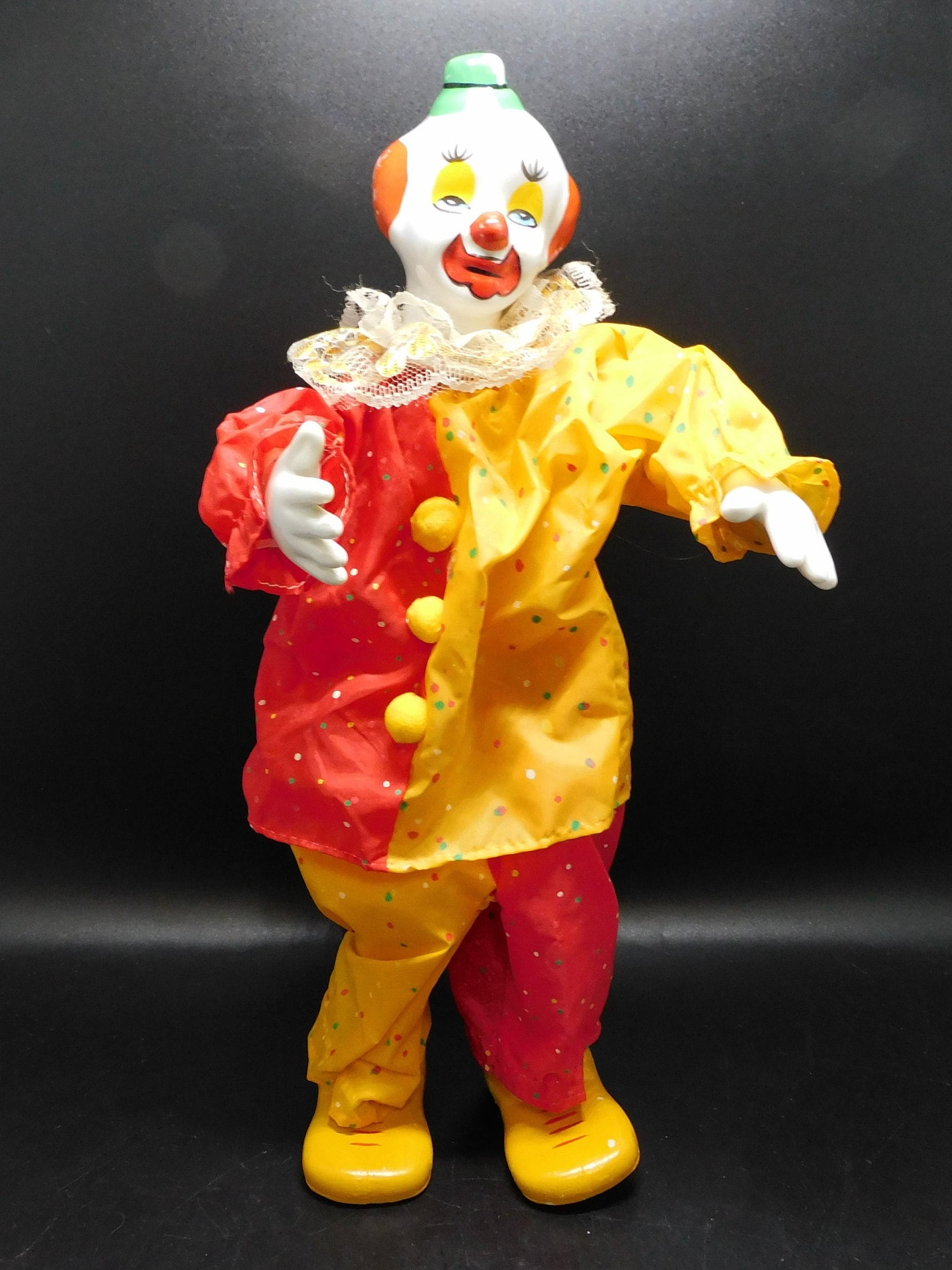 ヴィンテージ磁器アートピエロ人形：赤黄色のスーツ、13インチ