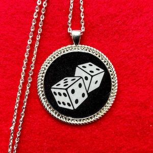 Colar de dados ou chaveiro/ pingente dos anos 70, 80 e 90/ joias de heavy metal/ presente