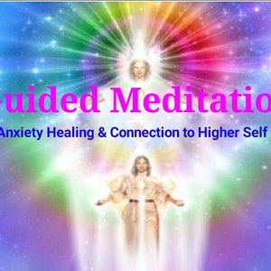 Könnte beinhalten: Ein farbenfrohes Bild mit einer Person in der Mitte, umgeben von einem Regenbogen aus Licht. Der Text "Guided Meditation" steht in rosa Buchstaben oben auf dem Bild. Der Text "Anxiety Healing & Connection to Higher Self" steht unter dem Bild.