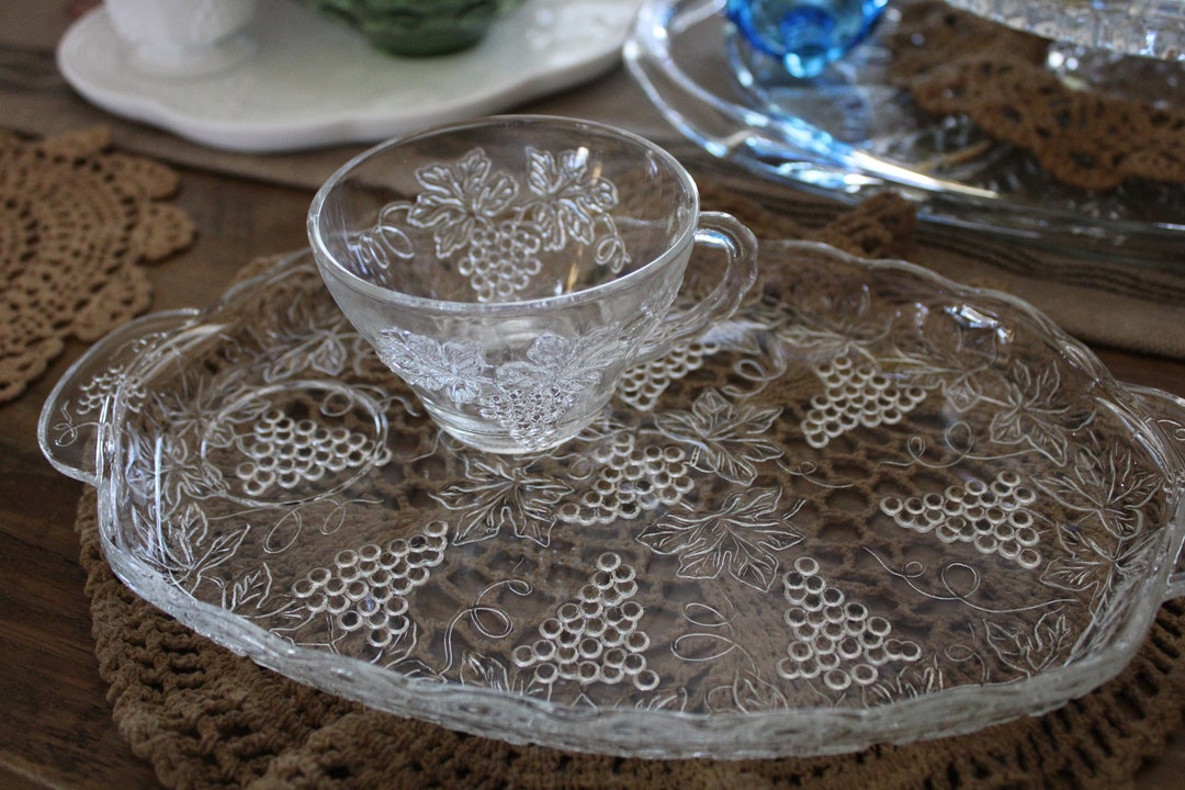 Anchor Hocking Servasnack Set/ 4 Glass Trays and 4 Glass Cups/ Grapes