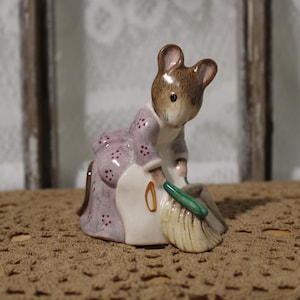 Vintage Royal Albert Beatrix Potter/ &quot;Hunca Munca Sweeping&quot; mouse/ Figurine