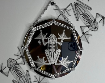 Handgraverad dekorativ spegel med grodröntgen