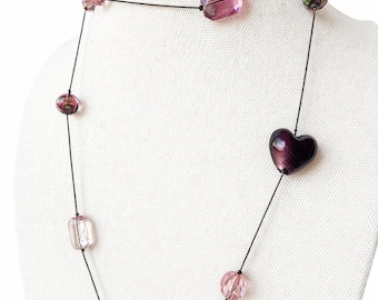 Collar de cuentas de vidrio rosa y morado: colgante de corazón floral hecho con vidrio soplado. Joyería llamativa.