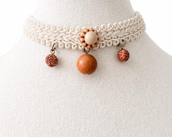 Gargantilla de encaje con cuentas, colgante estilo boho, collar llamativo.