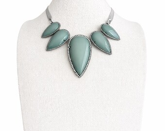 Vintage saliegroene statementketting strass slabbetje druppelvormige cabochonketting grijs lint ketting gedurfde sieraden