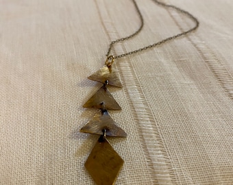 幾何学デザイン ネックレス ブラック/ゴールド ブラックとゴールドの