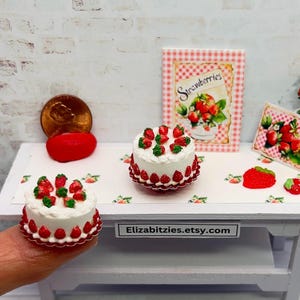 Miniature Strawberry Cake Dollhouse 1:12 Scale