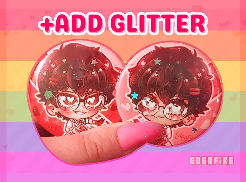 Op de afbeelding: Twee rode en roze knoopsluitingen met een cartoonfiguur dat een bril en een wit shirt draagt. Het personage heeft bruin haar en hartvormige ogen. De knoopsluitingen hebben glitter in het ontwerp ingebed. De tekst "ADD GLITTER" staat bovenaan de afbeelding en de tekst "EDENFIRE" staat onderaan de afbeelding.