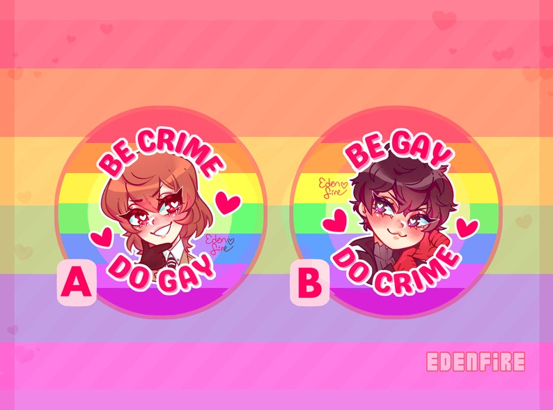 Op de afbeelding: Twee ronde knoppen met regenboogachtergronden en witte tekst. De tekst op de linkerknop luidt "BE CRIME DO GAY" en toont een cartoonfiguur met bruin haar. De tekst op de rechterknop luidt "BE GAY DO CRIME" en toont een cartoonfiguur met zwart haar. Beide knoppen hebben een roze hart in de rechterbovenhoek en de tekst "EDEN FIRE" in de rechterbenedenhoek.