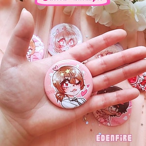 Op de afbeelding: Een verzameling ronde knopen met anime-achtige personages. De knopen zijn kleurrijk en hebben een glanzende afwerking. De personages zijn getekend in een schattige en gestileerde stijl. De knopen zijn perfect om een ​​persoonlijke touch aan je bezittingen toe te voegen.