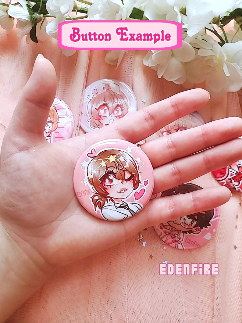 Op de afbeelding: Een verzameling ronde knopen met anime-achtige personages. De knopen zijn kleurrijk en hebben een glanzende afwerking. De personages zijn getekend in een schattige en gestileerde stijl. De knopen zijn perfect om een ​​persoonlijke touch aan je bezittingen toe te voegen.