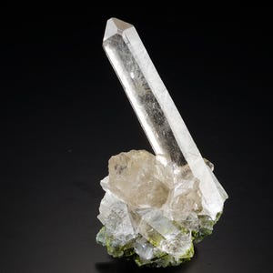 French Clear QUARTZ with EPIDOTE 30g - 4,5 × 3,5 × 3,1 cm France - La Tour d&#39;Auvergne, Puy-de-Dôme, Auvergne-Rhône-Alpes