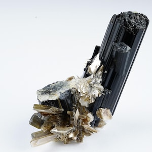 TOURMALINE black with MICA 54g - 5,5 x 4,3 x 3,3 cm PAKISTAN Skardu