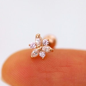 Orecchino a forma di fiore di narciso rosa • Labret senza fili a forma di fiore di conchiglia • Regalo di compleanno di marzo • Piercing floreale • Delicato perno di cartilagine con fiori primaverili