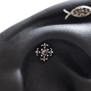 Clou de cartilage médiéval • Boucle d'oreille conque blindée • Boucle d'oreille tragus à dos plat 18 g • Bague méduse • Clous d'oreilles en argent • Labret sans fil croisé