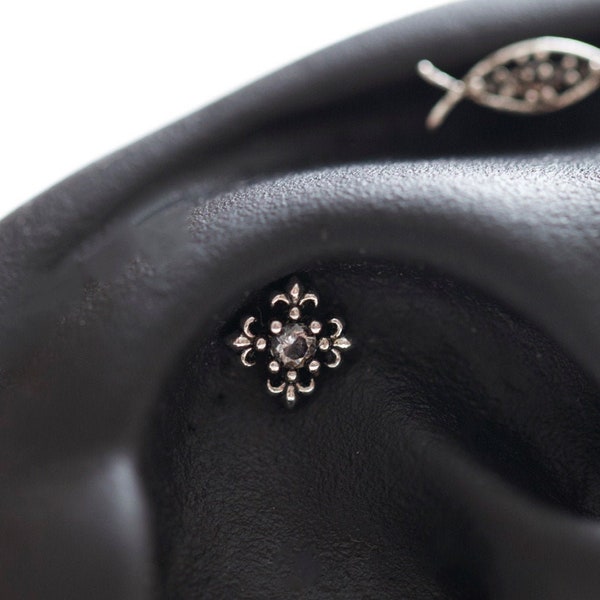 Mittelalterlicher Knorpelbeschlag • Rüstungsmuschelohrring • 18g Tragusohrring • Flachrückseite • Medusa Ring • Silberschild-Ohrstecker • Fadenloses Kreuz-Labret