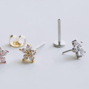 Sparkly Mini Flower Cartilage Earring • 925 Silver 16g 18g 20g Dainty Threadless Stud • Small Tragus Piercing • Conch Labret Flower Barbell