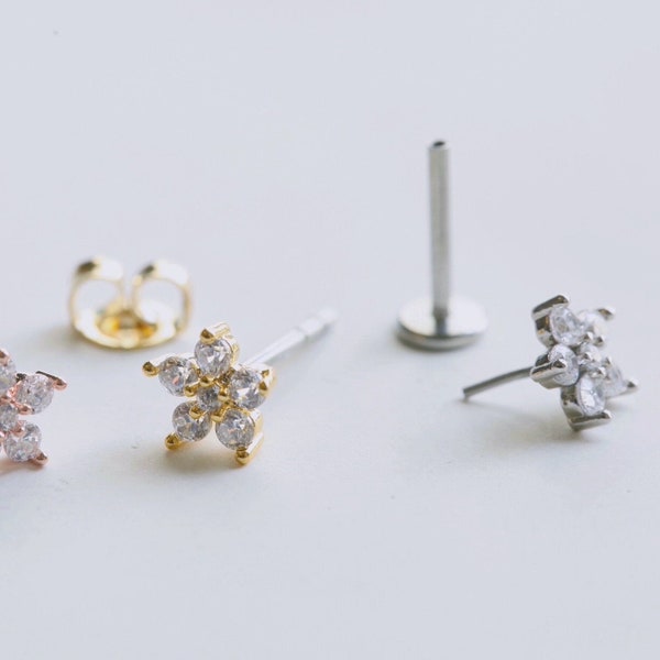 Sparkly Mini Flower Cartilage Earring • 925 Silver 16g 18g 20g Dainty Threadless Stud • Small Tragus Piercing • Conch Labret Flower Barbell