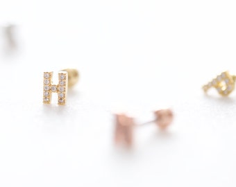 Labret sin hilo para cartílago con nombre pequeño • Pendiente de alfabeto para tragus • Pendiente de letra pequeña para tragus • Inicial moderna para cumpleaños • Regalo para damas de honor