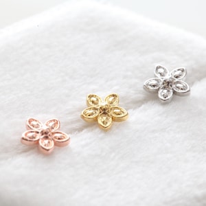 Matt Blume Knorpel Gestüt • Floral Conch Ohrring • 18g flache Rückseite Tragus Ohrring • Keine Steine Medusa Ring • Silber Blume Fadenloses Labret