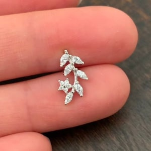 Flower Cartilage Earring • Statement Studs Elegant Ear Sweep Ear Jacket • Flower 18g Threadless • Sparkly Ear Climbers • Classy Labret Studs