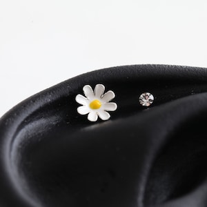 Daisy Cartilage Earring • 18g Threadless Pushin Tragus • Dainty Flower 4mm Barbell • 20g Helix Daith Conch Labret • Tiny Blue Conch Piercing
