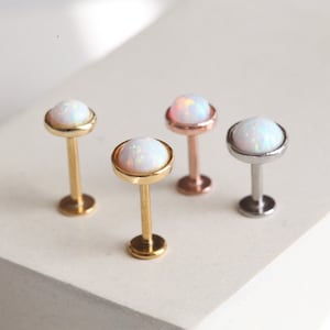Cartilage en opale blanche sans filet, dos plat • Clous de conque minimalistes • Hélice aux couleurs de l'arc-en-ciel • Clous de tragus • Poussoir en pierre d'opale • Bijoux Medusa