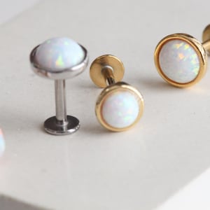 Witte opaal kraakbeenoorbel • Medusa-sieraden • Minimalistische conch barbell-oorbel • regenboogkleurige helix • tragusstekers • opaalsteen sieraden