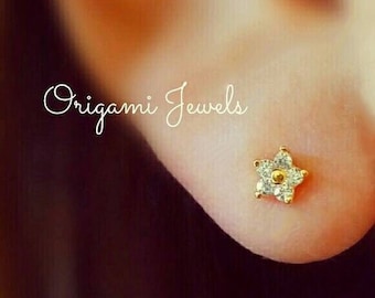 Mini Flower Cartilage Earring • Flower Threadless Labret • Small Tragus Barbell • Conch Flower Stud • Tiny Floral 18g 20g Pushpin Flat Back