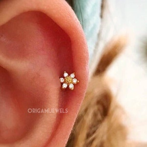 Pendiente pequeño de cartílago de girasol • Pushback sin rosca para trago de 18 g • Barra con forma de flor delicada • Labret de hélice daith • Pendiente de caracola con flor diminuta