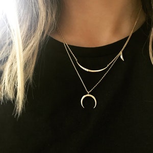 Halsband med halvmåne • Halsband med nyckelben • Whimsigoth-hänge Minimalistiska smycken • Halsband med halvmåne i guld • Elegant silverhalsband med bete