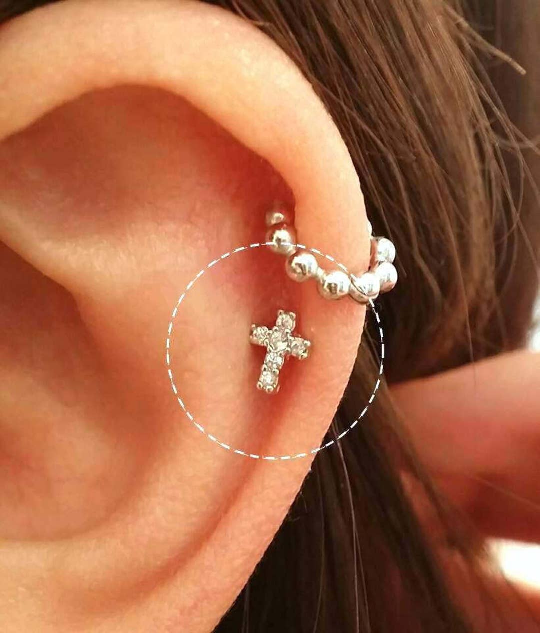 送料税込【AMY O】Criss Cross Pave Cartilage Earring☆国内発 Gold Titanium Double Hoop Pavé Cartilage Earring Seamless