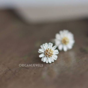 Elegant Daisy Flower Studs • 925 Sterling Silver Studs • Floral Dainty Delicate Earrings • Bridesmaids Gifts • White Silver Wedding Jewelry