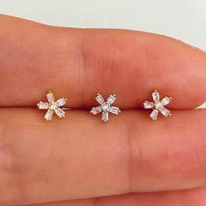 Mini Stone Flower Tragus Earring • Dainty Cartilage Earring • Elegant Conch Stud • Rose Gold Flower Barbell • Ice Flower Threadless Flatback