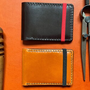Tarjetero cuero minimalista hecha a mano, Cartera piel cosida a mano con elastico