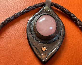 Colgante cuero cuarzo rosa hecho a mano con collar de cuero trenzado y cierre de bola.