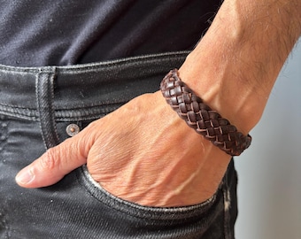 Pulsera de cuero para hombre trenzada a hecha mano con 6 tiras. Rústica y duradera.