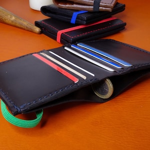 Tarjetero de piel hecho a mano, cartera de cuero minimalista con elástico de colores.