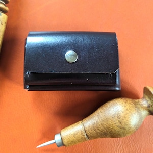 Mini Leder Geldbörse Portemonnaie, Ecc Wallet, kleine Leder Geldbörse für Münzen und Scheine.