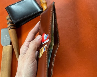 Cartera de cuero minimalista delgada hecha a mano para hombre o mujer.